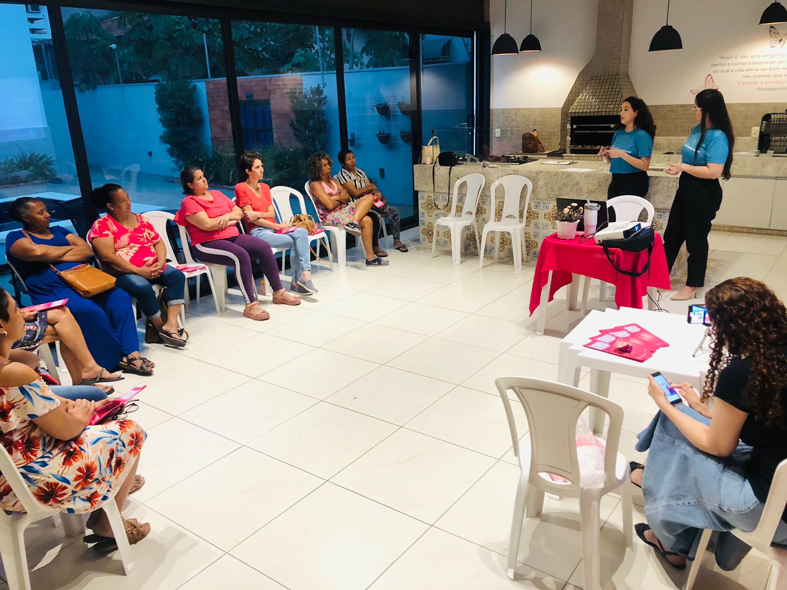 Outubro Rosa: palestra aborda direitos a pacientes com câncer 