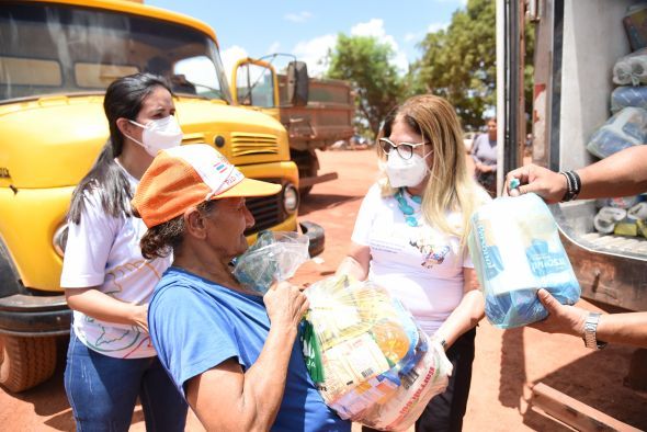 Catadores de Cuiabá recebem cestas básicas e kits de higiene