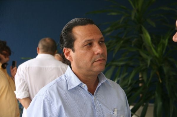 Cuiabá entrega títulos definitivos de propriedade a domicílio