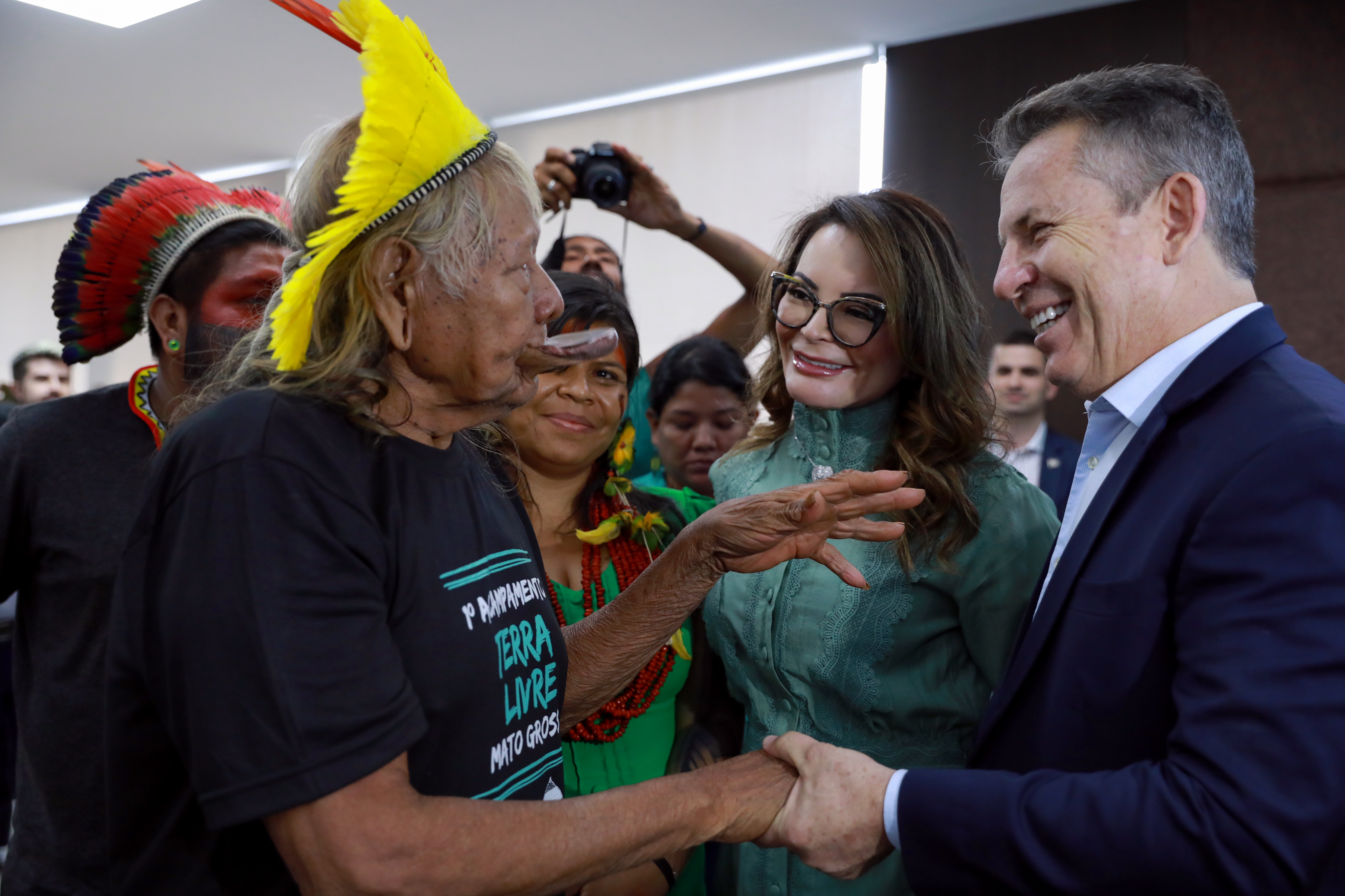 Primeira-dama de MT articula reunião com representantes de povos indígenas 