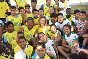 Gestão sorteia camisetas da seleção para crianças do Bom de Bola, Bom de Escola