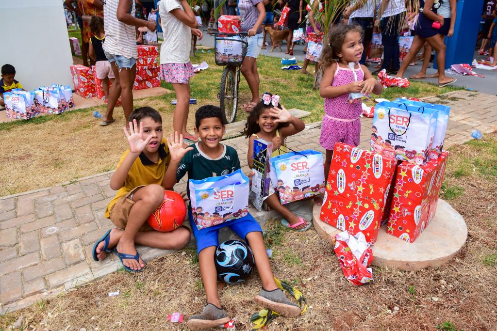 Primeira-dama entrega brinquedos para crianças carentes de Cuiabá