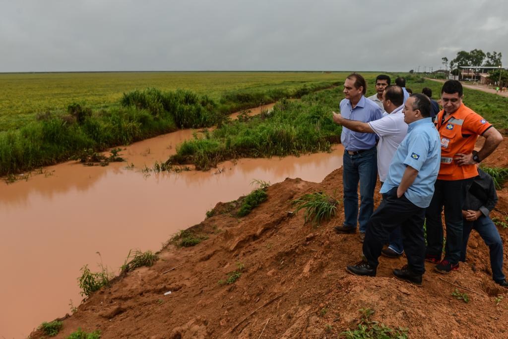 Equipe da Secretaria de Cidades elabora projeto para escoar água