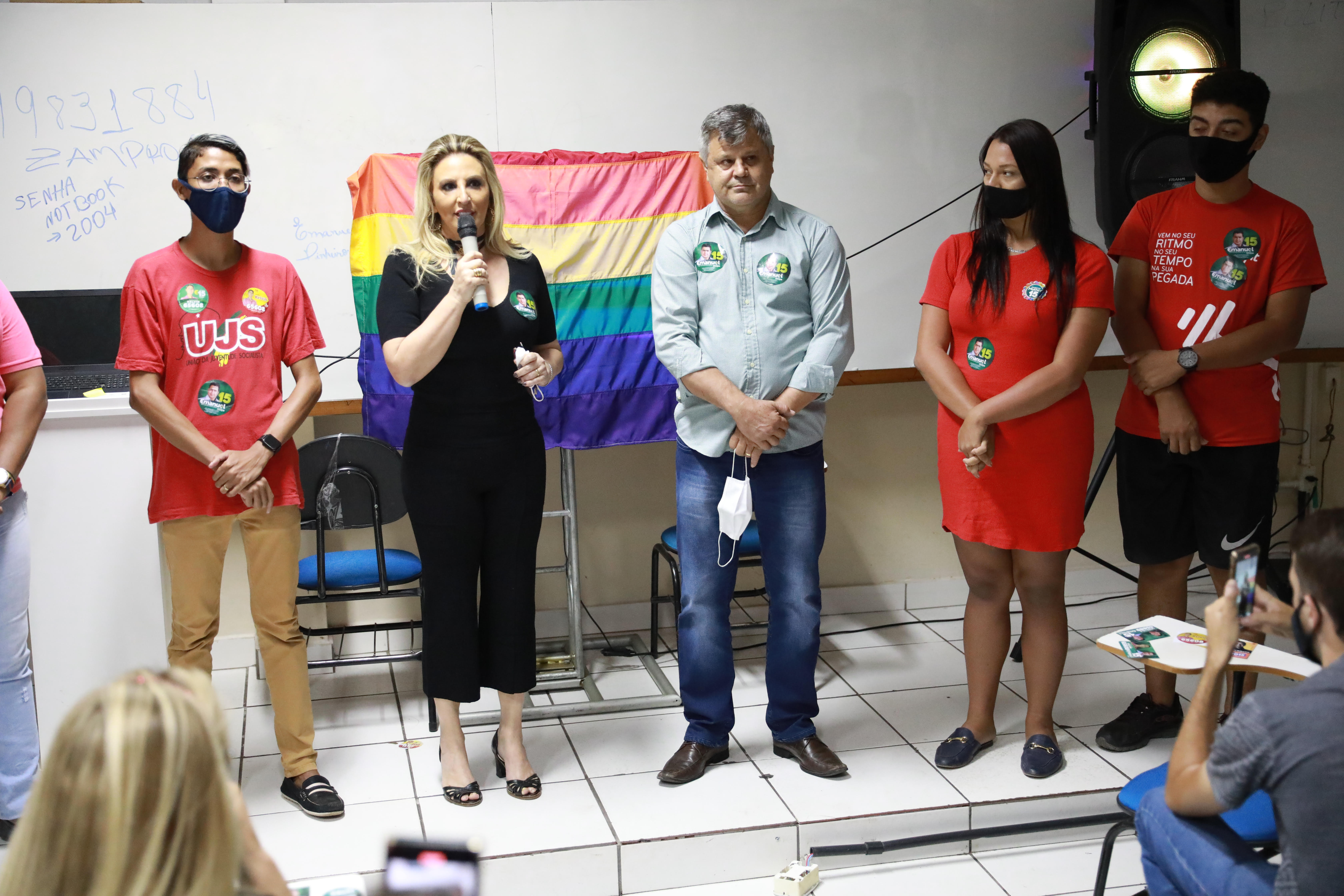 Representantes da comunidade LGBTQ+ declaram apoio  a Emanuel