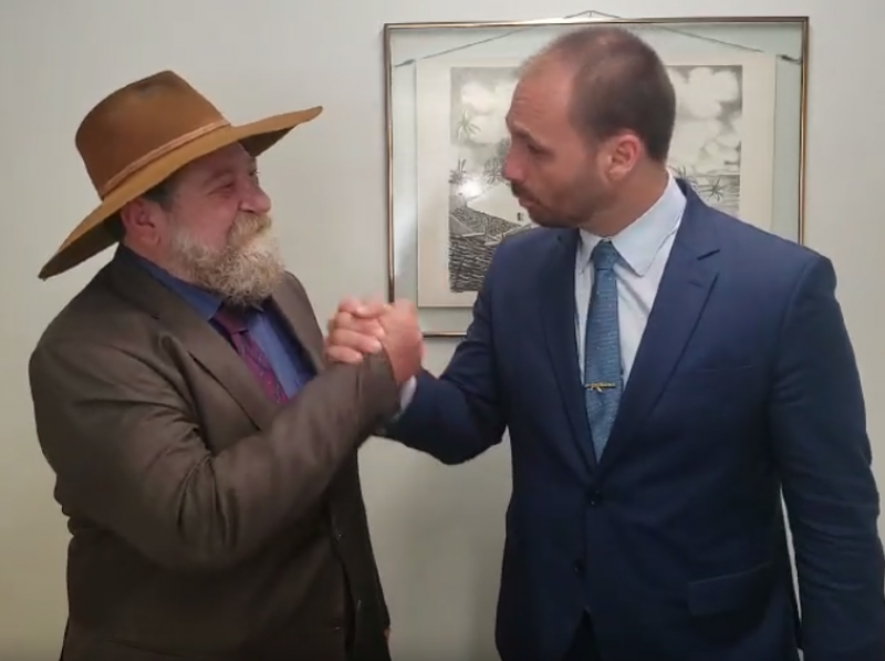 Eduardo Bolsonaro usa a tribuna e enaltece apoio de Barbudo