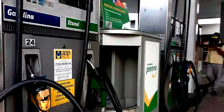 Procon mira postos e fiscaliza redução de preço dos combustíveis em MT