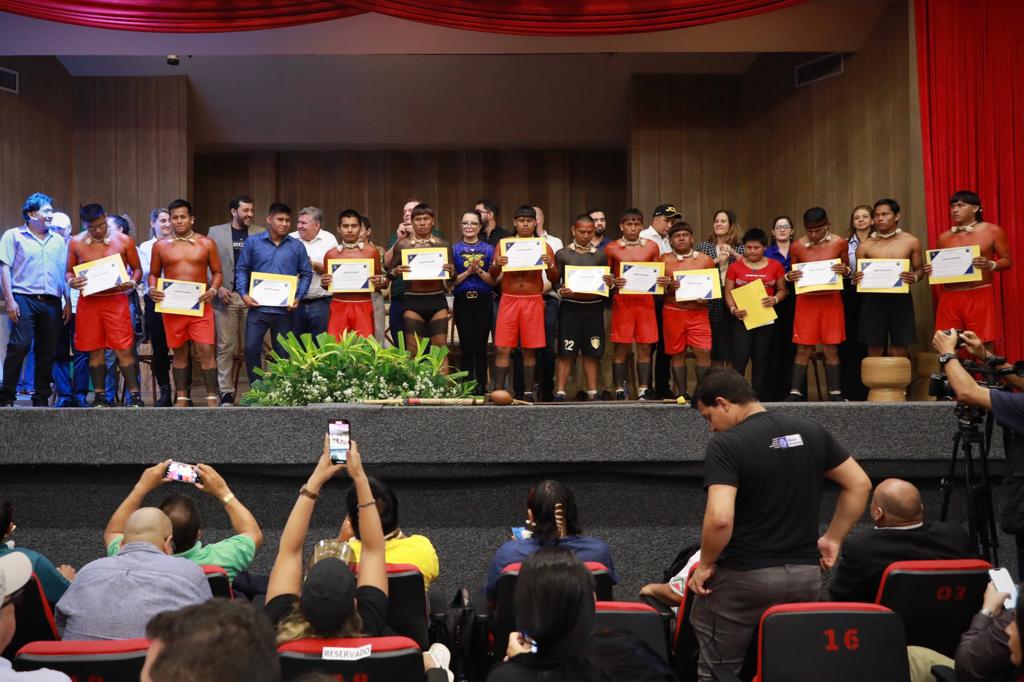 Primeira-dama de MT entrega certificados de cursos a alunos da etnia Xavante