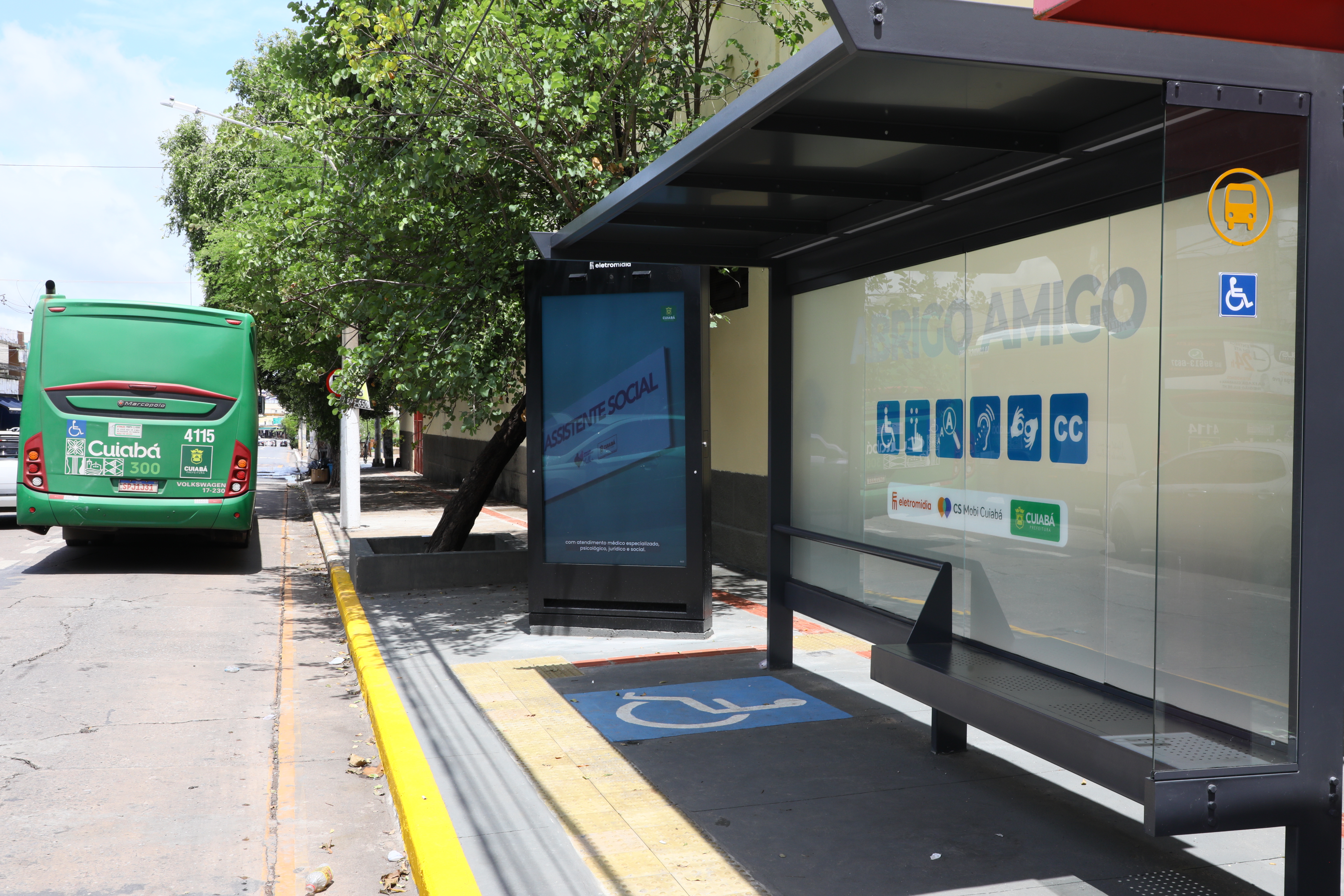 Prefeitura implanta totens que conversam com mulheres em pontos de ônibus