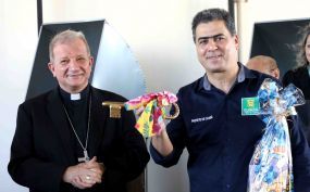 Prefeito entrega simbolicamente a chave da cidade ao novo arcebispo de Cuiabá
