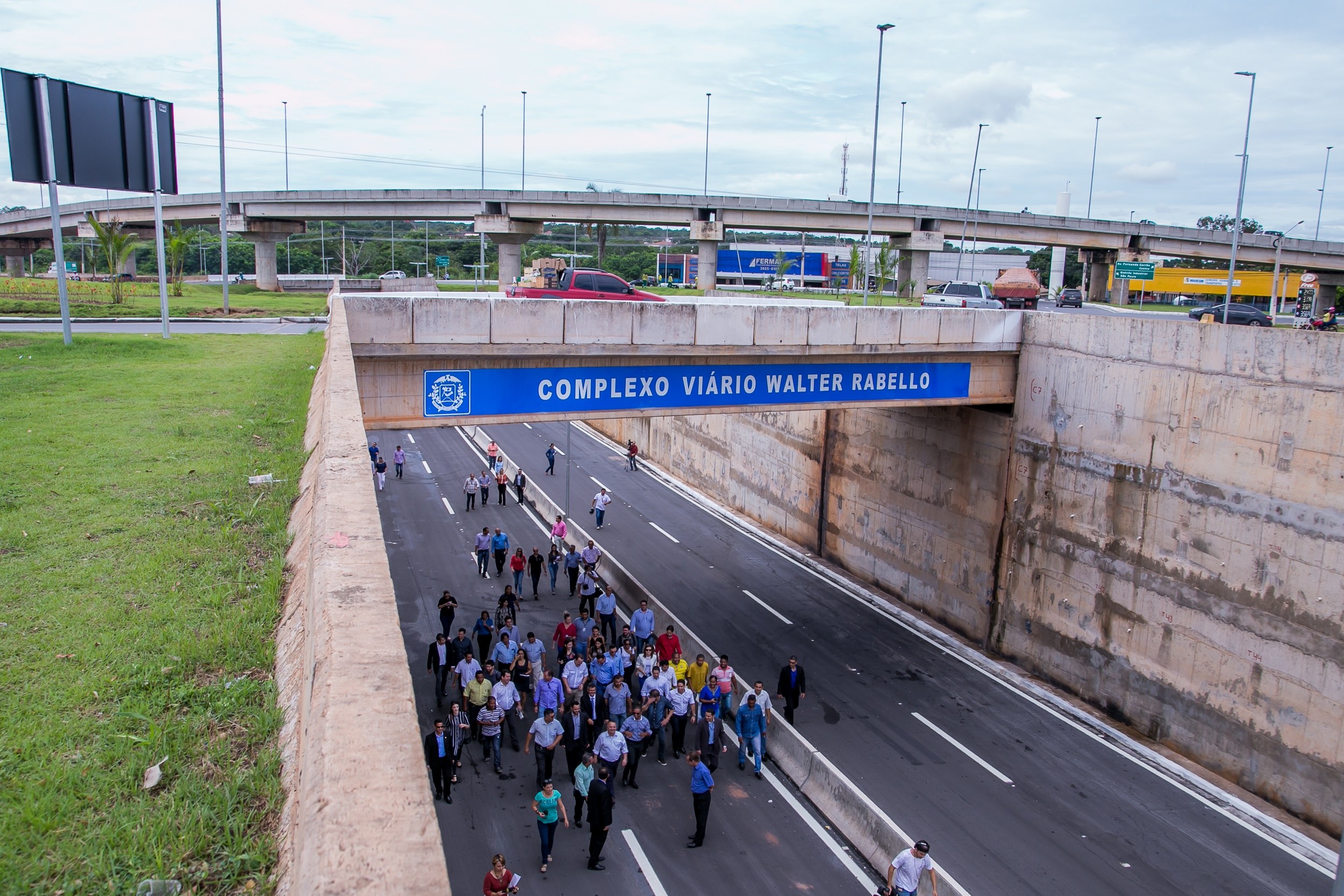 Estado entrega trincheira e mira 20 obras da Copa paralisadas