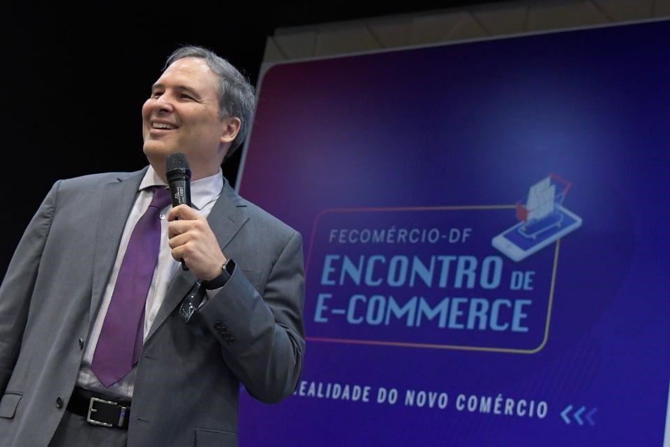 Ronaldo Bach analisa a Era da Informação, efeitos e potenciais riscos 