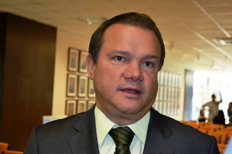 Wellington critica "obras inacabadas sem sinais de continuidade"