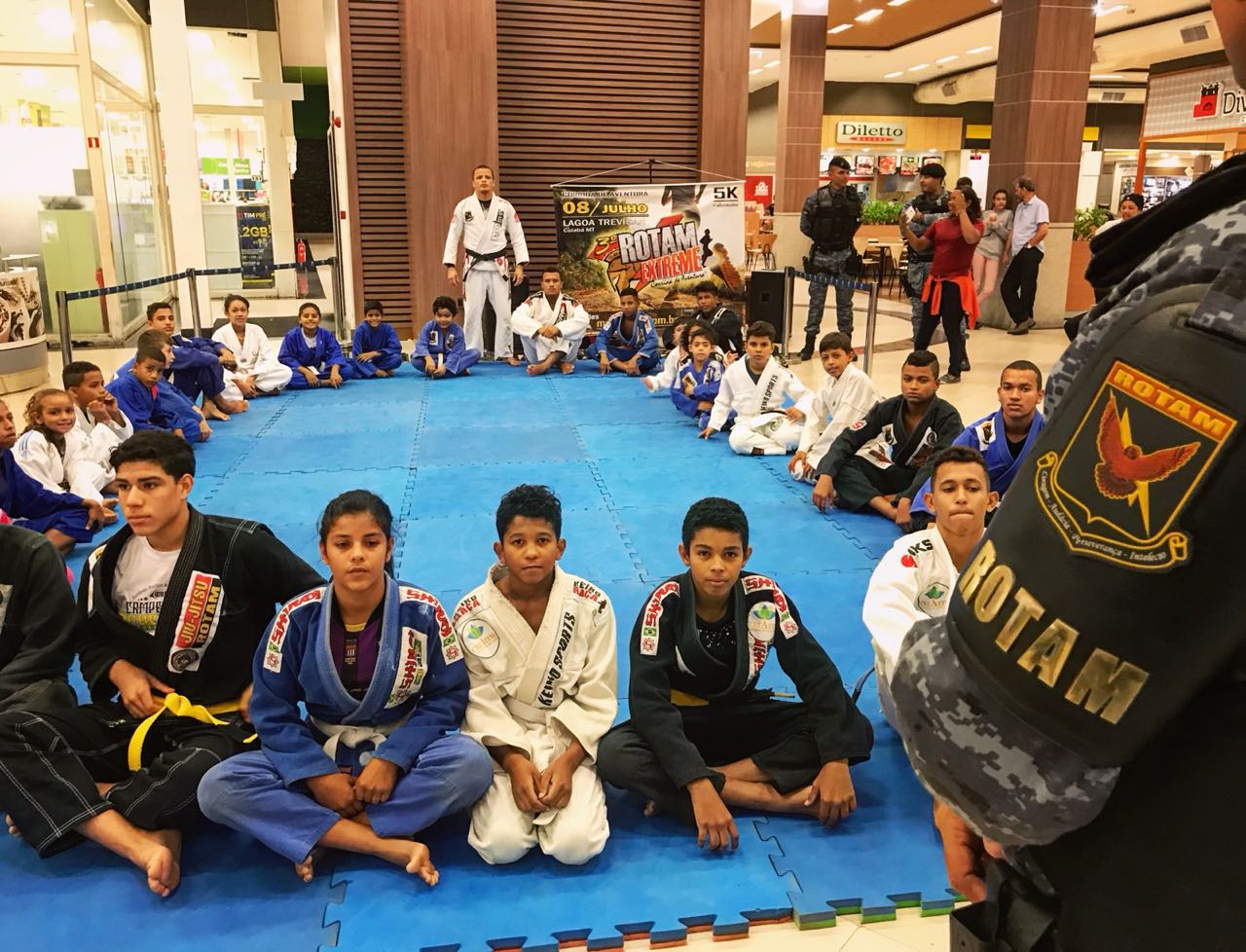 Crianças do projeto Jiu-jtisu Rotam têm dia de lazer no 3 Américas