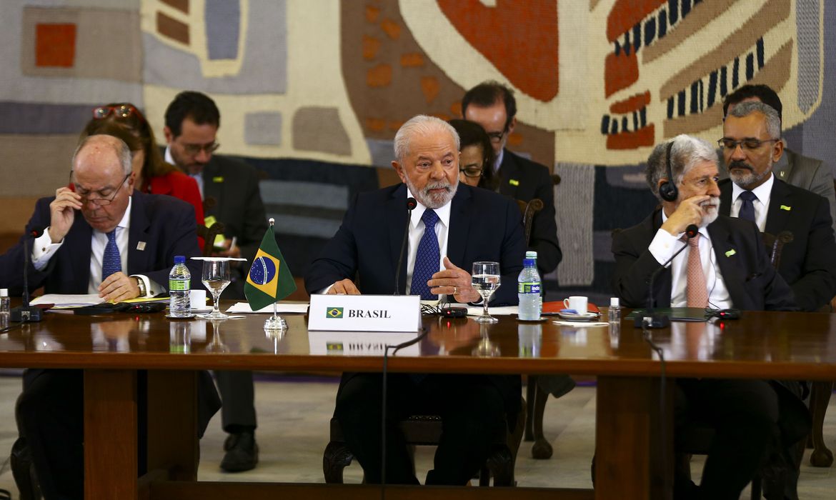 Após insultos, Milei manda carta a Lula e pede construção de laços