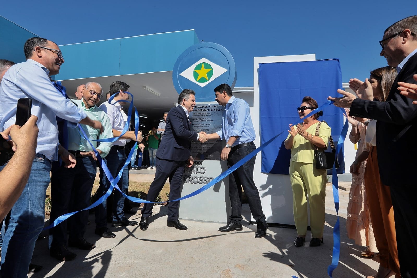 Governo entrega escola em Várzea Grande; Mendes alfineta gestões passadas