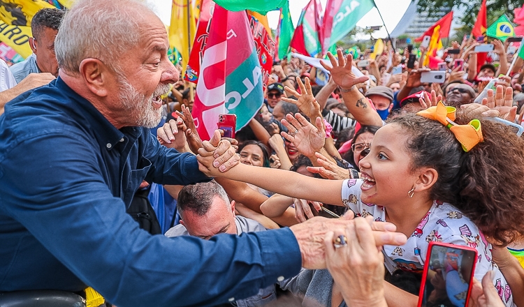 Envolvido até os dentes, diz Lula sobre Bolsonaro e tentativa de golpe