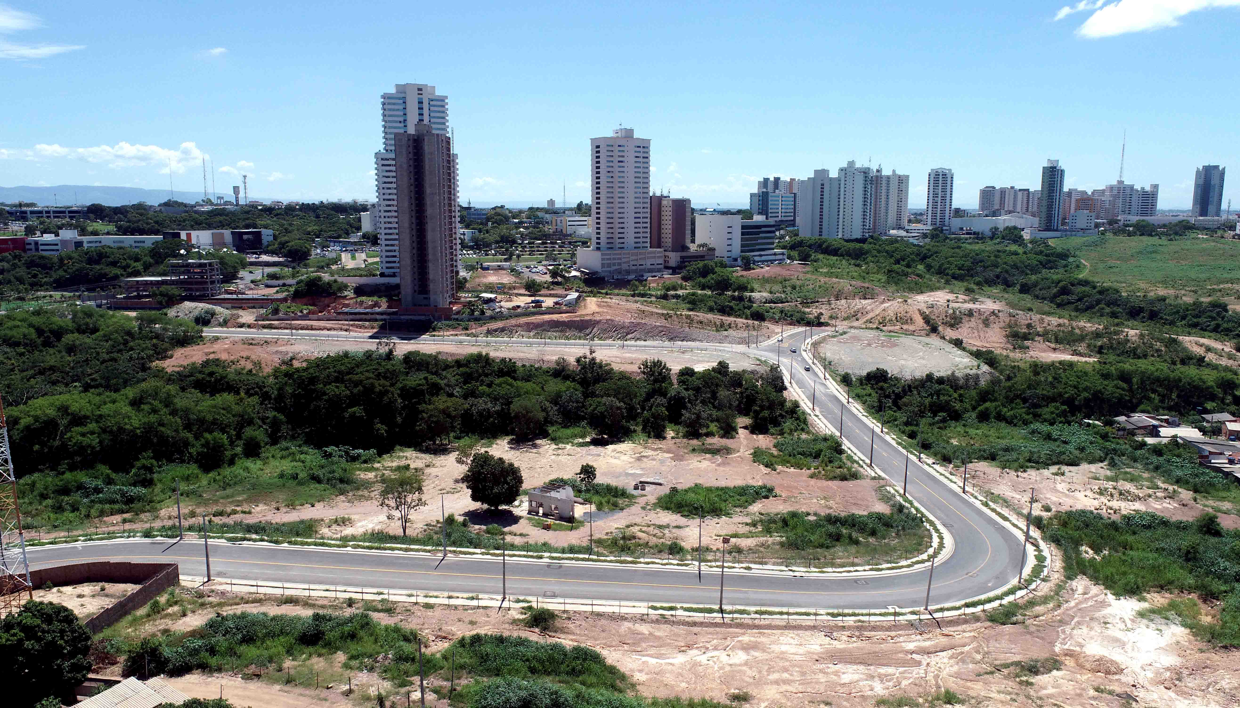 Prefeitura de Cuiabá libera pista extra e melhora fluxo de veículos