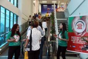 Blitz do Natal Sem Fome orienta clientes sobre a ação de doação de alimentos