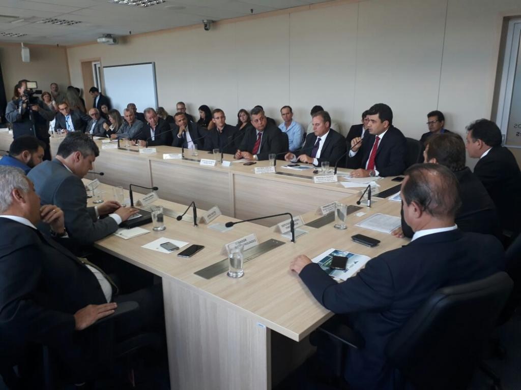 Governo, prefeitos e deputados conseguem pavimentação da BR-158