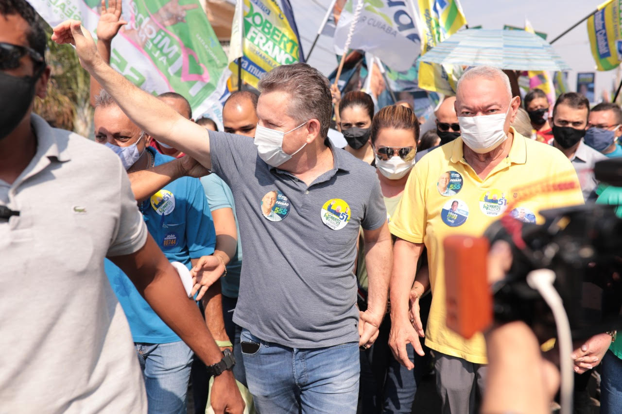 Roberto França vota e diz que está confiante no apoio da população