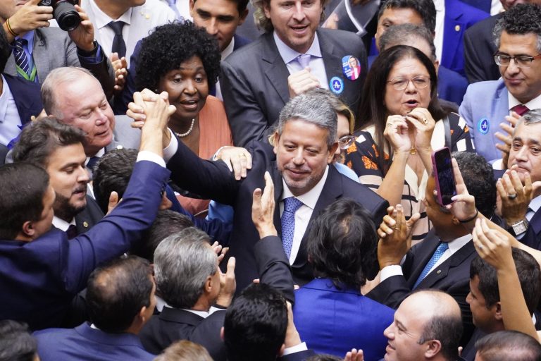Câmara aprova reforma tributária em 1º turno. Votação continua