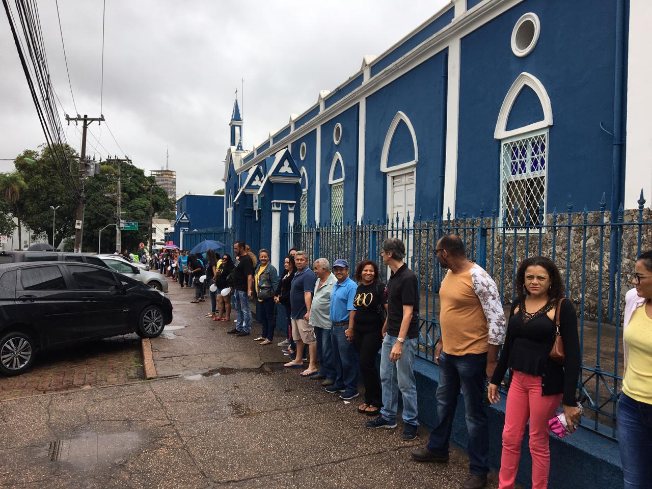 Servidores pedem socorro a Santa Casa em abraço simbólico no aniversário de Cuiabá