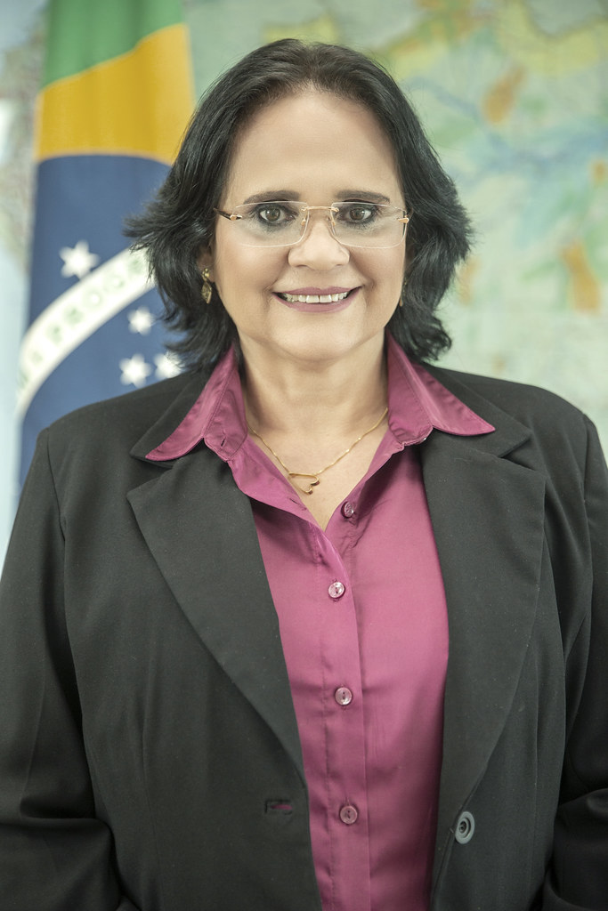 STF manda Damares explicar nota técnica sobre vacinação 
