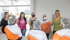 Primeira-dama anuncia prioridade em linha de crédito a alunas do Qualifica Mulher