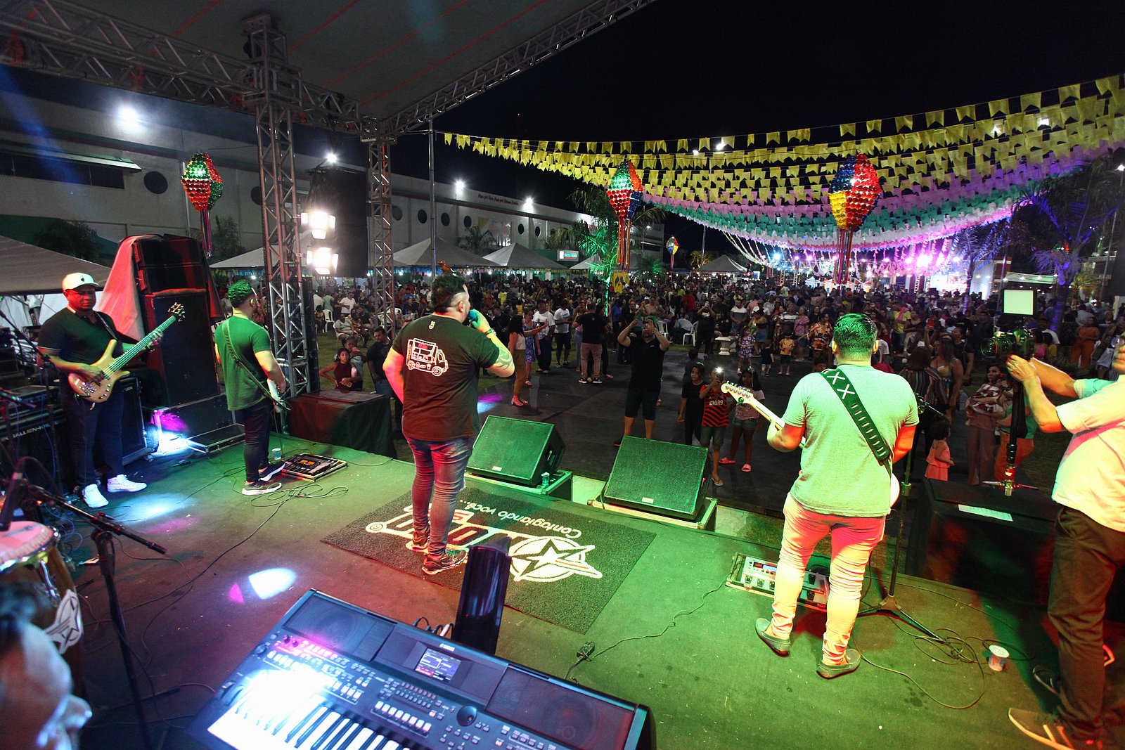 VG: milhares participam do 1º dia do Festival Digoreste