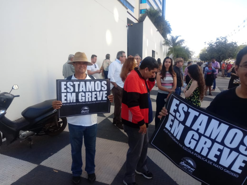 Em mais um ato, Sintep barra entrada da Secretaria de Estado de Educação