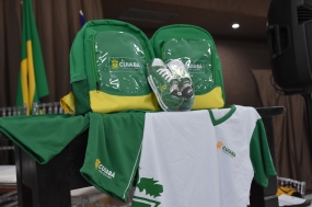 Mais de 50 mil alunos da rede municipal recebem uniformes e material escolar