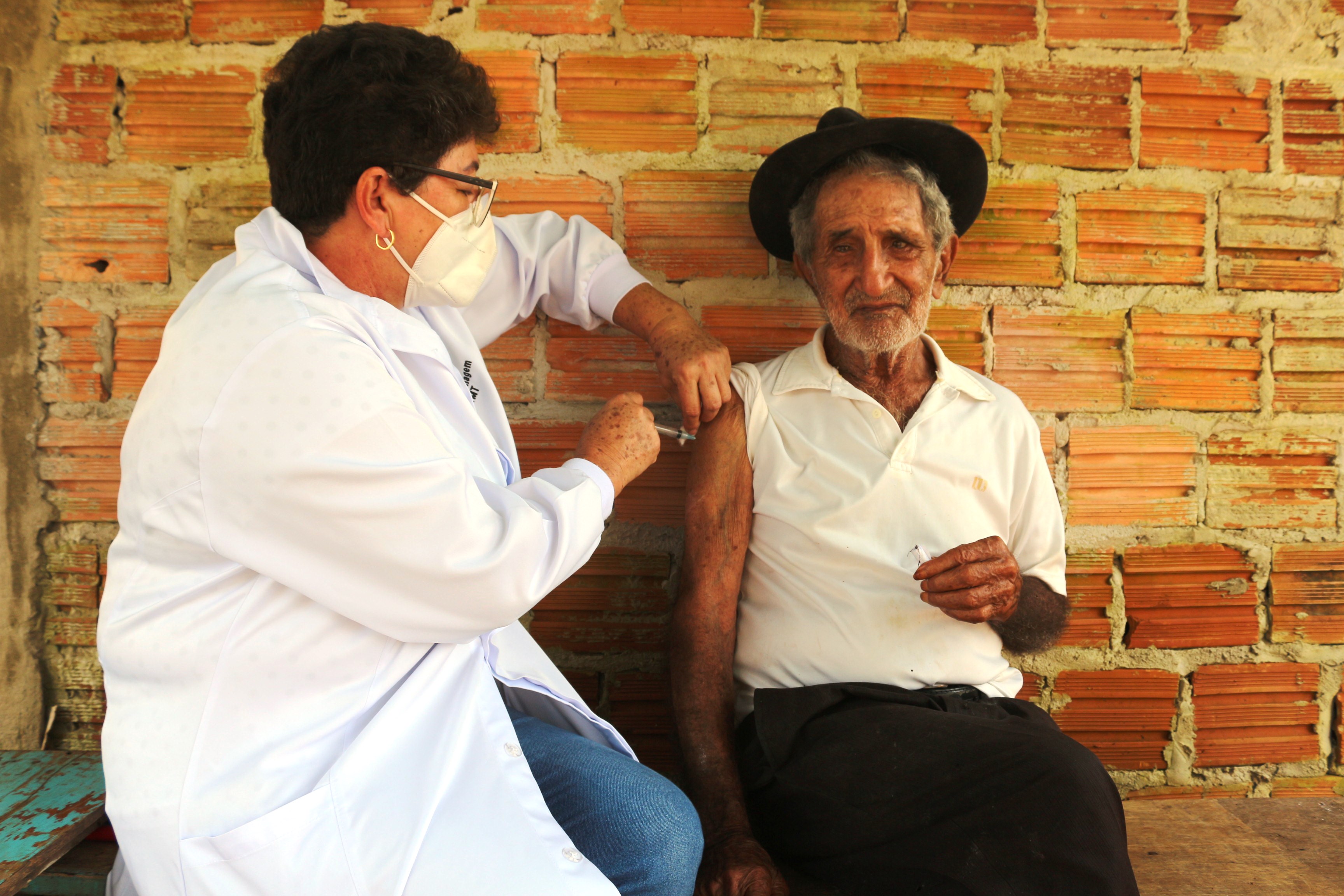 VERA - IDOSO DE 101 ANOS É VACINADO