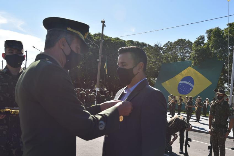 MAURO ZAQUE RECEBE MEDALHA EXÉRCITO BRASILEIRO