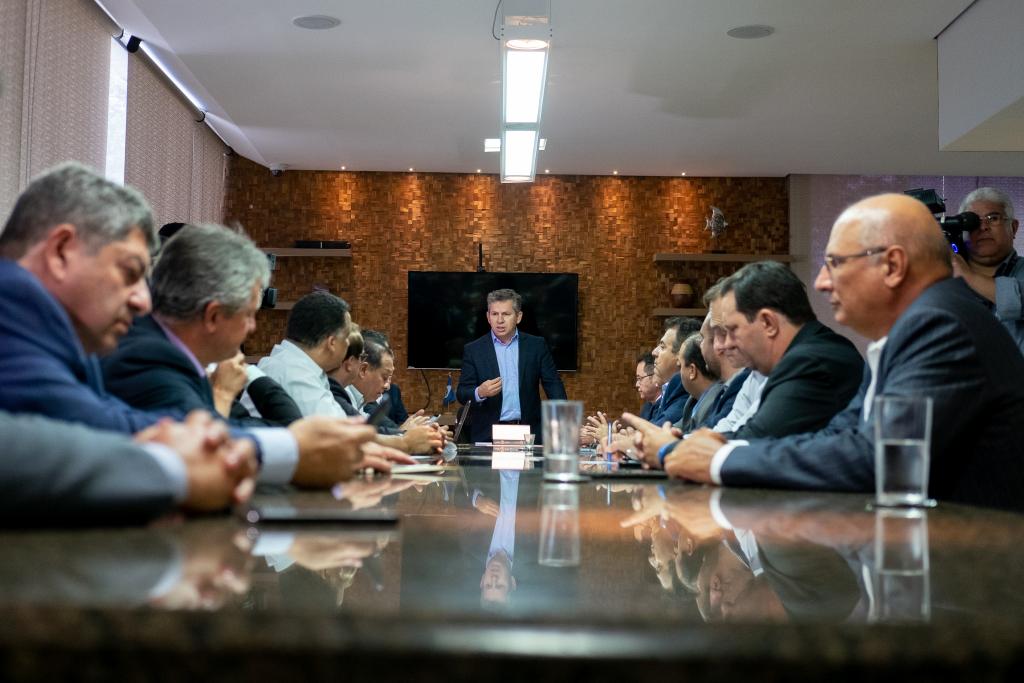 Mauro Mendes apresenta projetos a deputados e pede Pacto por MT 