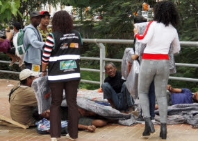 Moradores em situação de rua recebem doação de cobertores