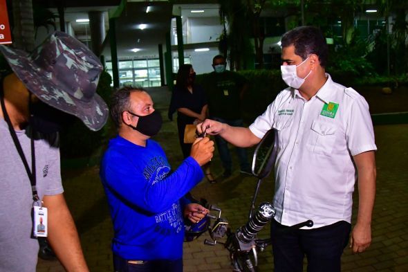Prefeito quita débitos de moto apreendida e devolve veículo para entregador
