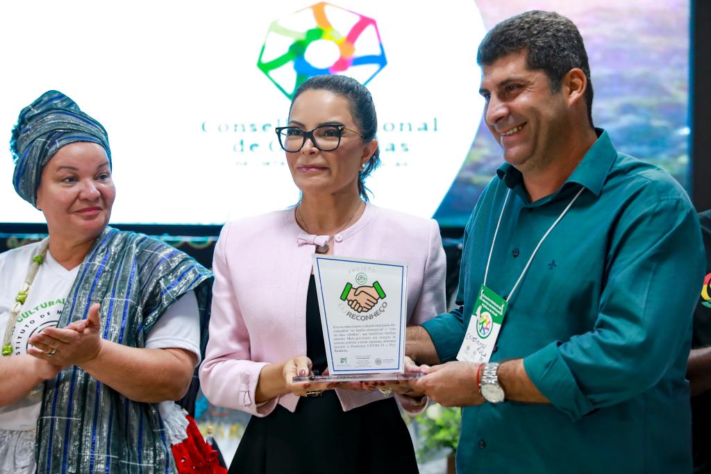 PRIMEIRA-DAMA DE MT É HOMENAGEADA 