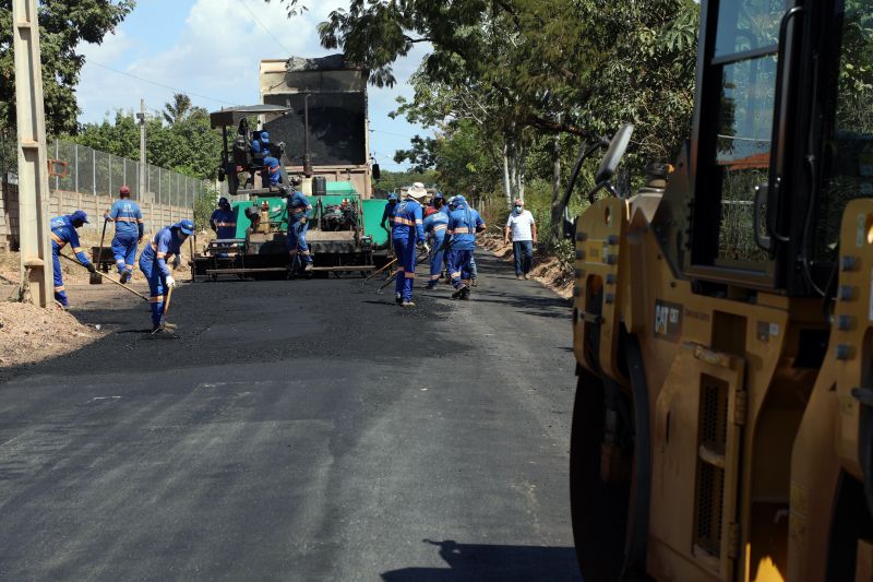 Com investimentos de R$ 2 mi, Prefeito entregua asfalto e praça pública 