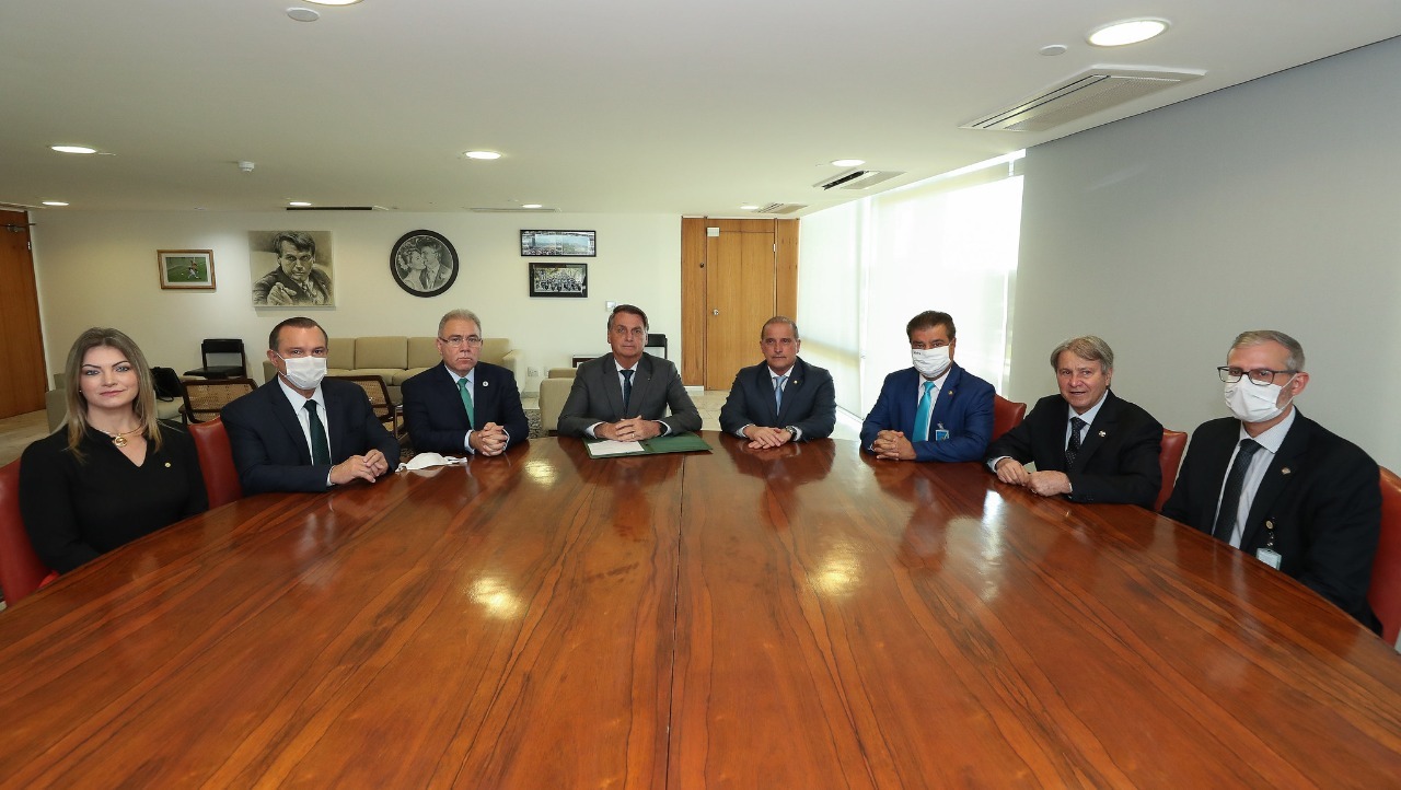 Bolsonaro anuncia apoio à produção e exportação de vacinas 100% nacionais