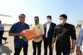 Emanuel recepciona Bolsonaro e entrega presente valorizando cultura cuiabana