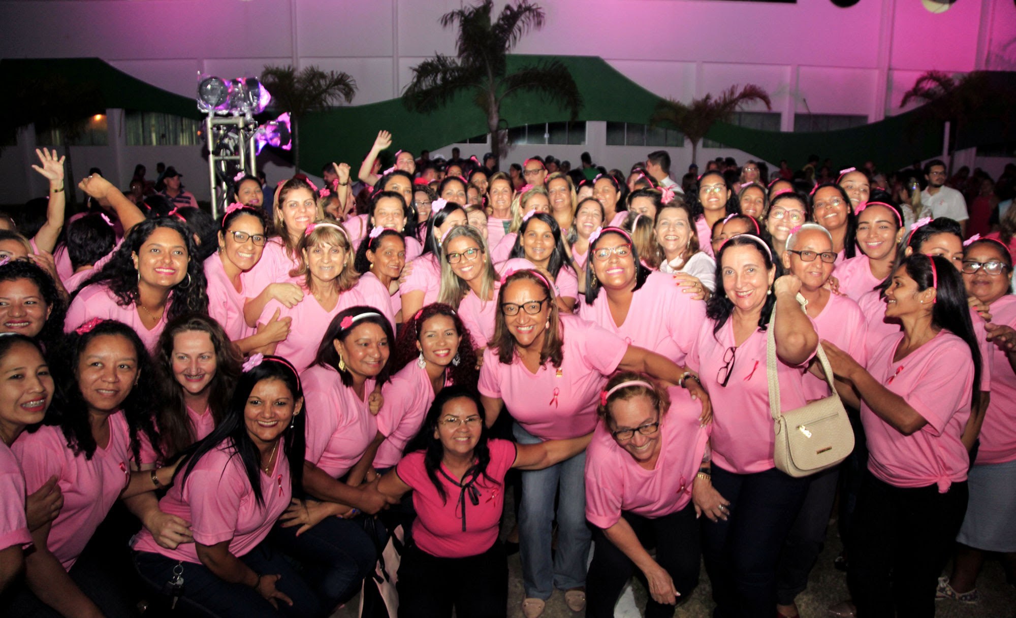 ?Abraço Rosa? reúne centenas de mulheres e marca abertura oficial da campanha