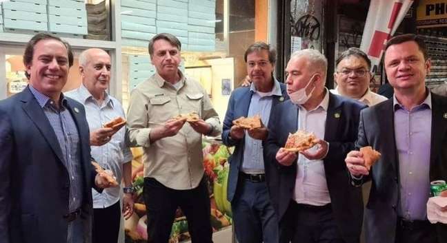 Proibido de entrar em restaurante, Bolsonaro come na rua