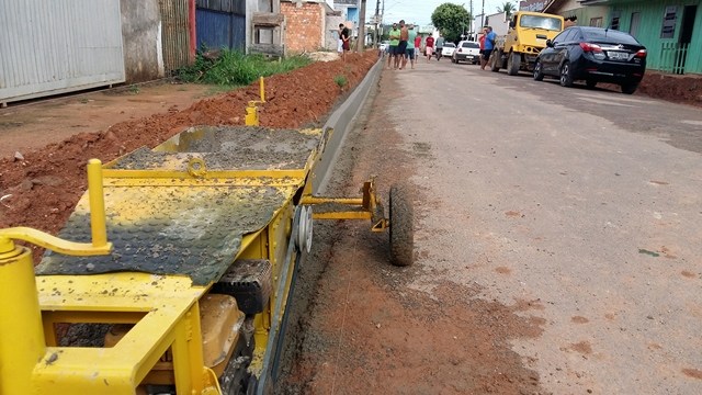 Prefeitura incia construção de meio fio no município