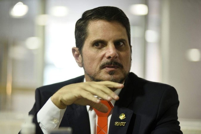 Senador bolsonarista reclama do salário de R$ 33,7 mil