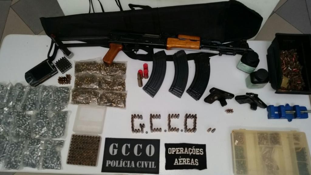 Homem é preso com armamento de uso restrito e posse irregular de arma 