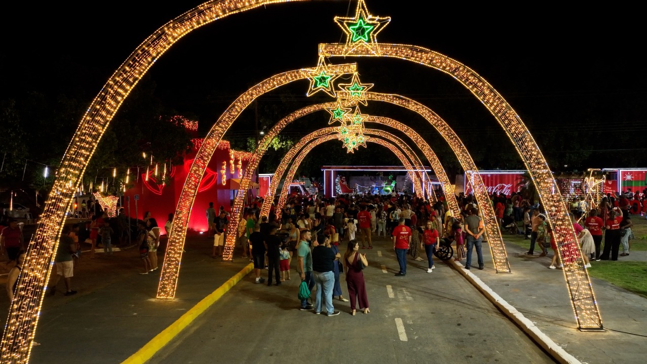 Luzes e cores natalinas no Paço Municipal; decoração até dia 6 de janeiro