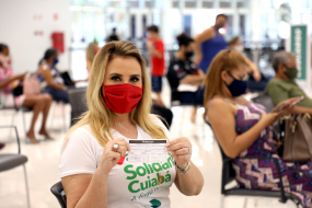 Márcia Pinheiro recebe 1ª dose e alerta sobre conscientização à vacinação