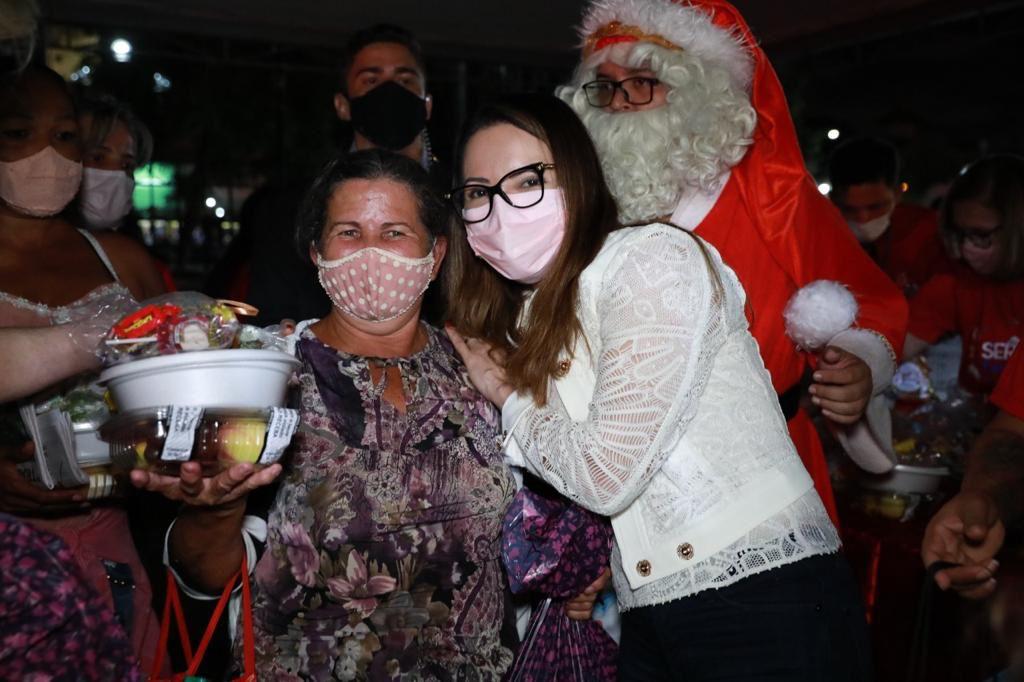 Virginia Mendes entrega alimentos e presentes a moradores de rua