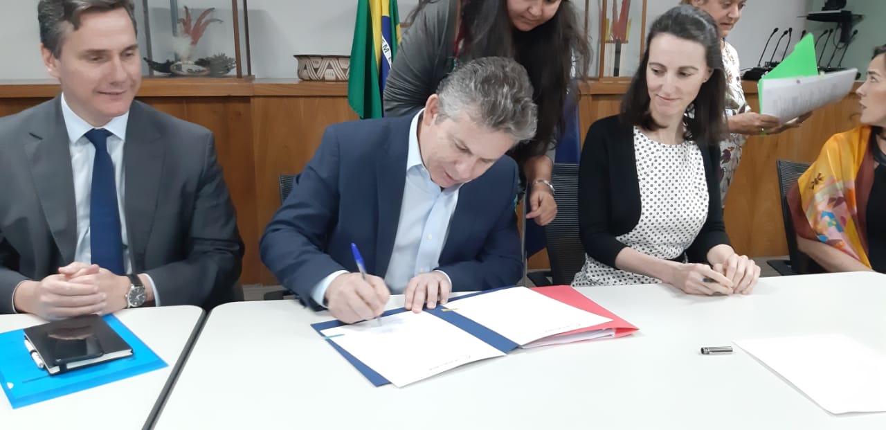 Mauro Mendes assina empréstimo de US$ 250 mi e prevê alívio financeiro