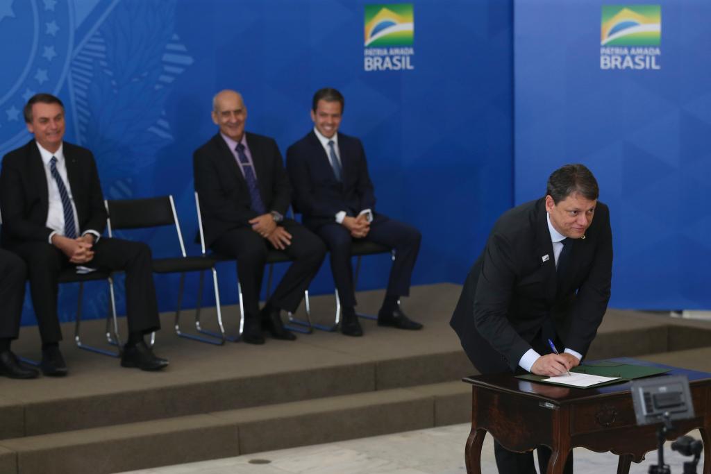 Bolsonaro oficializa concessão de aeroportos e Mendes destaca avanços na qualidade